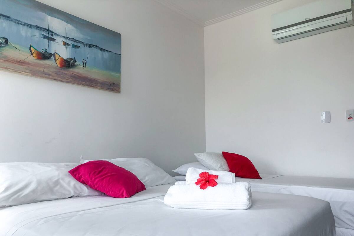 Dreibettzimmer, 3 Schlafzimmer | Schreibtisch, Bügeleisen/Bügelbrett, kostenloses WLAN, Bettwäsche