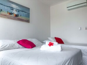 Dreibettzimmer, 3 Schlafzimmer | Schreibtisch, Bügeleisen/Bügelbrett, kostenloses WLAN, Bettwäsche