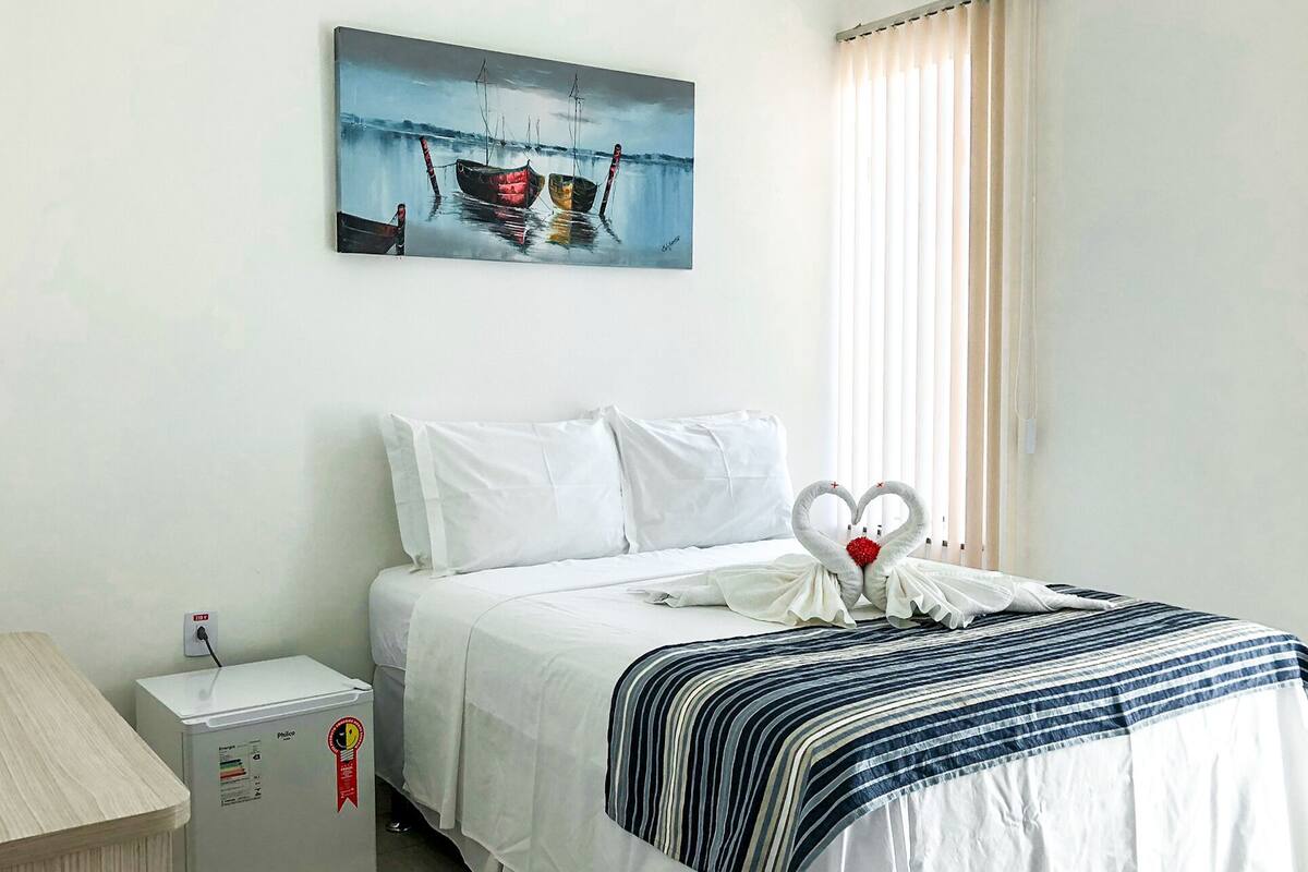 Doppelzimmer, 1 Queen-Bett | Schreibtisch, Bügeleisen/Bügelbrett, kostenloses WLAN, Bettwäsche