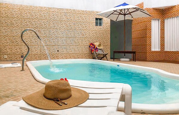 Piscina externa, guarda-sóis, espreguiçadeiras