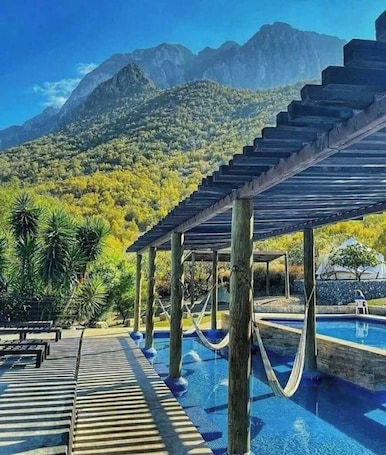 Una piscina al aire libre