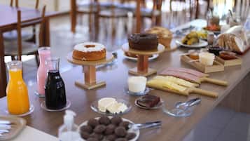 Free daily buffet breakfast