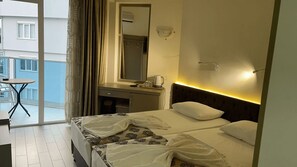 1 chambre, minibar, coffres-forts dans les chambres, bureau