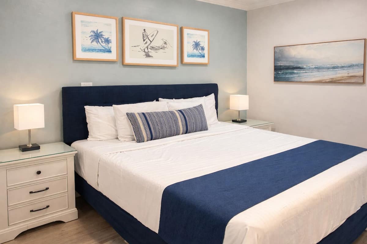 Escritorio, tabla de planchar con plancha, wifi gratis y ropa de cama