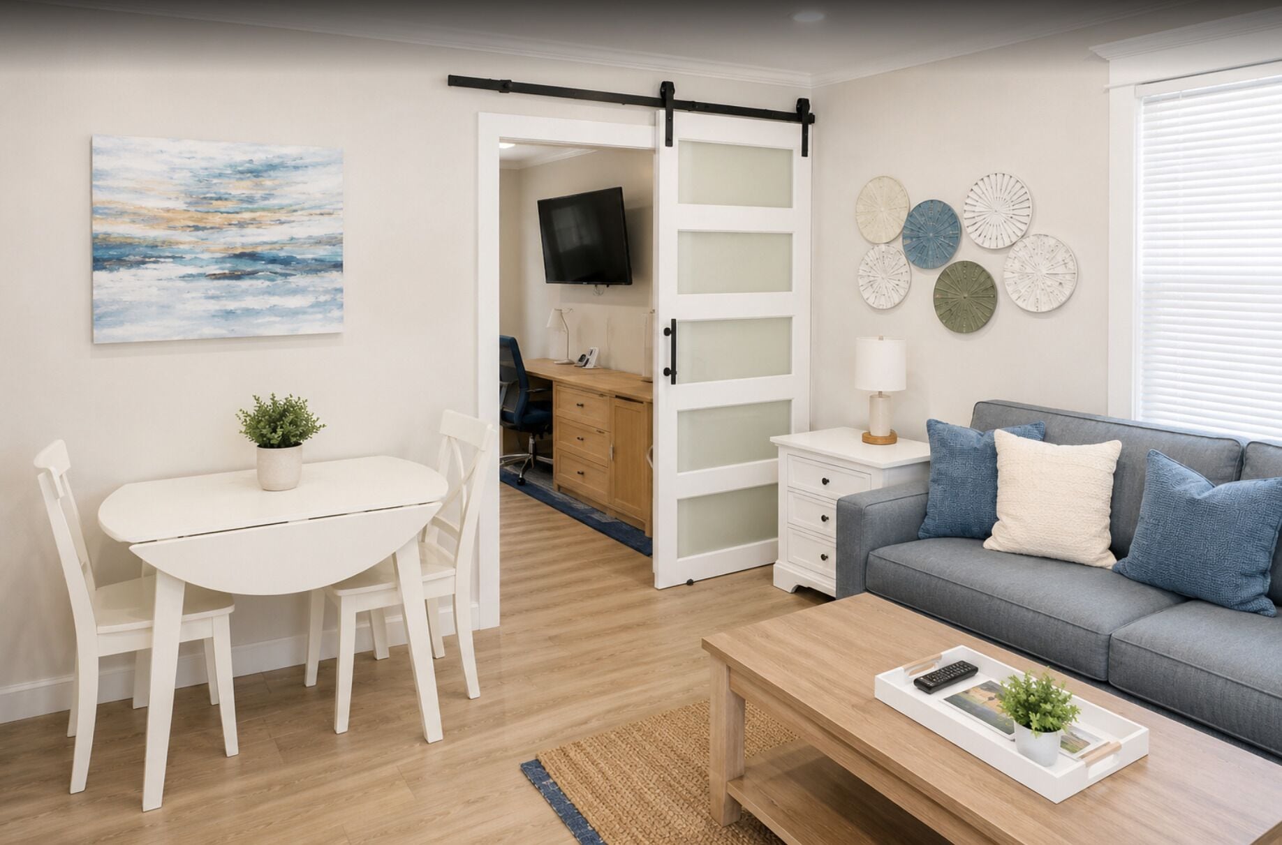 Suite Deluxe, 1 cama King size y sofá cama, cocina | Área de sala de estar | Smart TV 