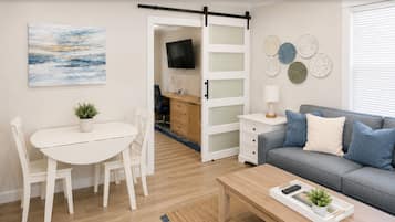 Suite Deluxe, 1 cama King size y sofá cama, cocina | Área de sala de estar | Smart TV