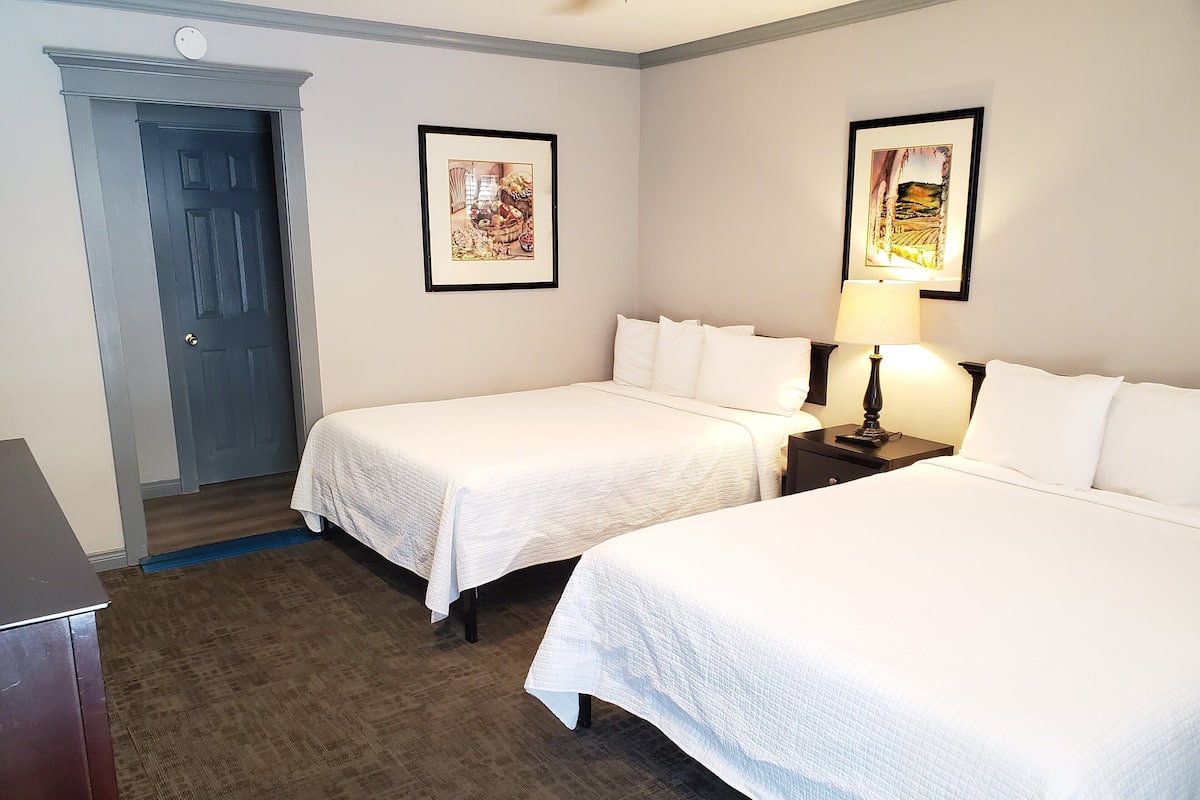 Suite, 2 queensize bedden | 1 slaapkamer, een bureau, een strijkplank/strijkijzer, gratis wifi