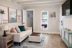 Escritorio, tabla de planchar con plancha, wifi gratis y ropa de cama 