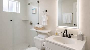 Family Suite, Multiple Beds, Kitchen | Bathroom