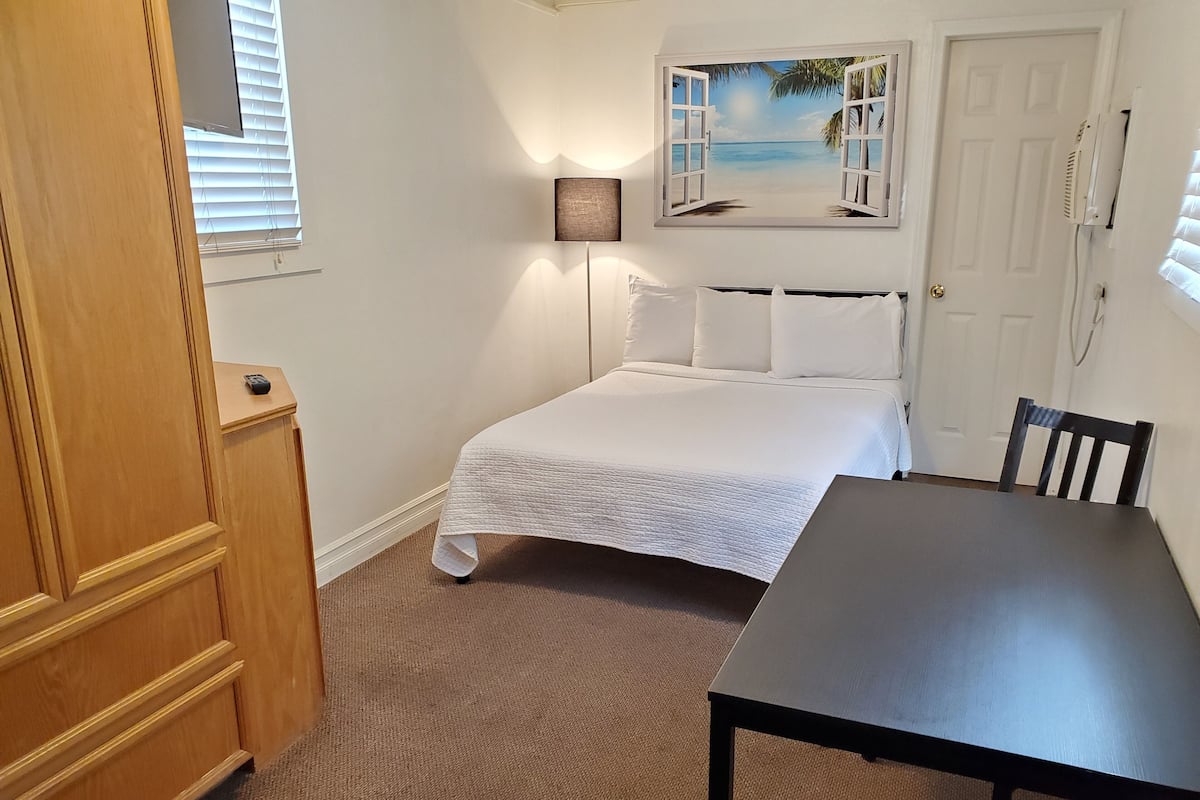 Single Room, 1 Bed | 1 slaapkamer, een bureau, een strijkplank/strijkijzer, gratis wifi