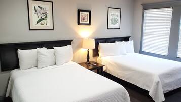 Habitación individual estándar, 2 camas Queen size | Escritorio, tabla de planchar con plancha, wifi gratis y ropa de cama