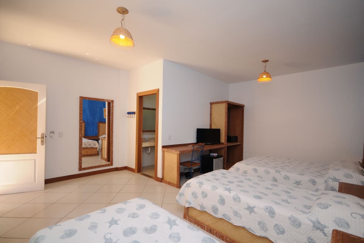 Deluxe Quadruple Room | Soundproofing, free WiFi, bed sheets