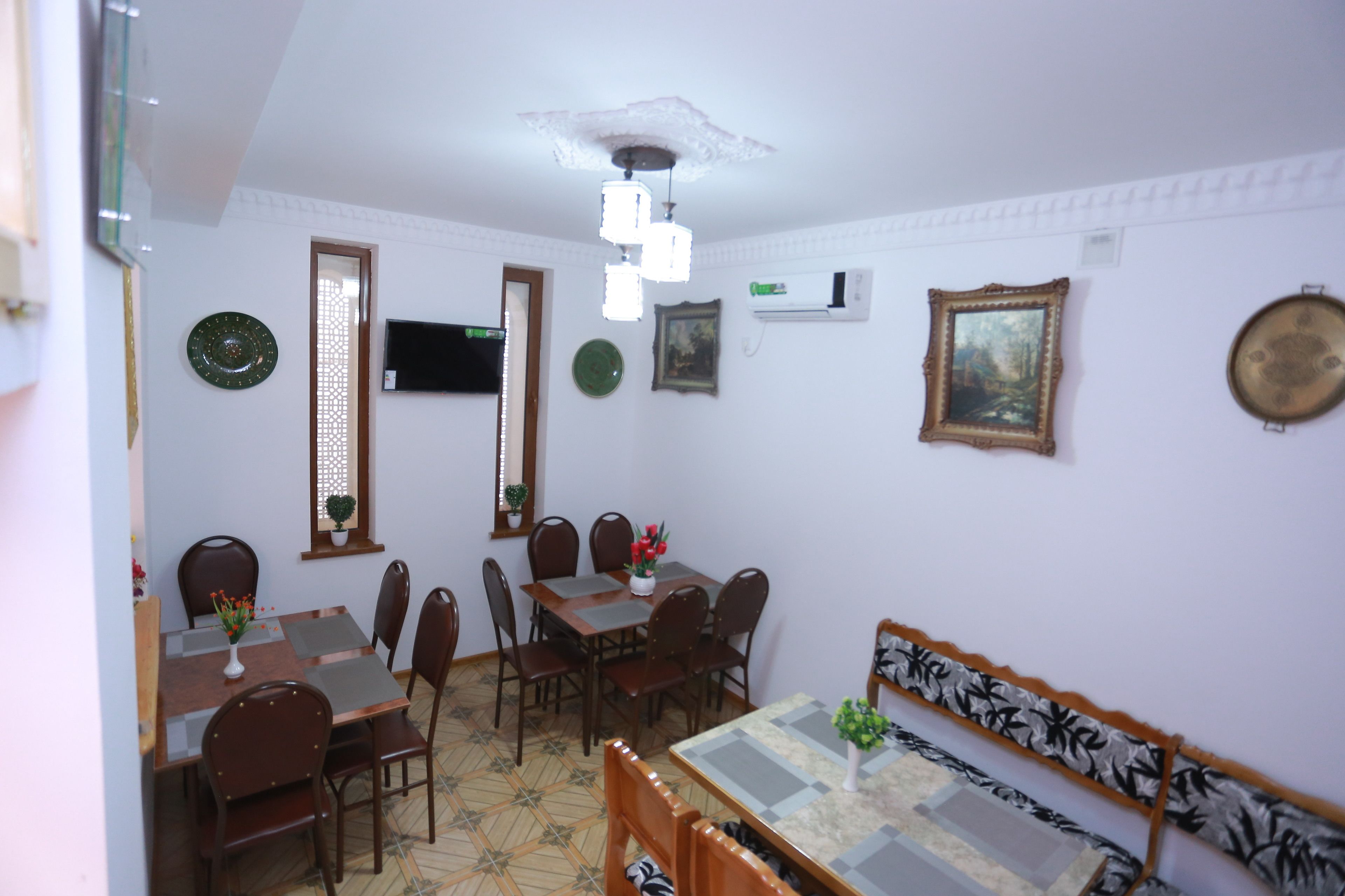 Full-size fridge, microwave, oven, stovetop