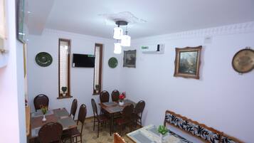 Full-size fridge, microwave, oven, stovetop