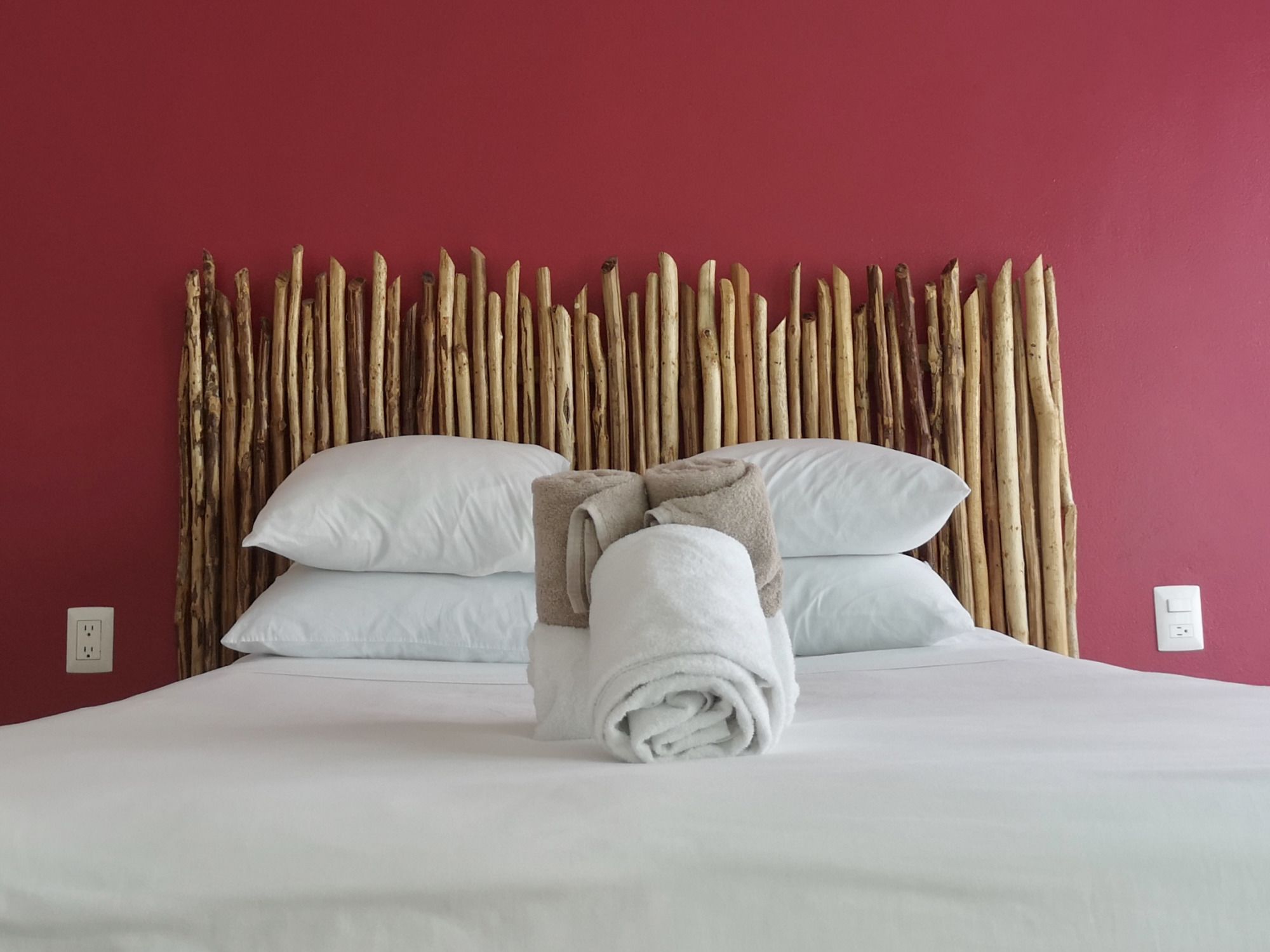 Habitación estándar con 2 camas individuales | Espacio para trabajar con un portátil y tabla de planchar con plancha