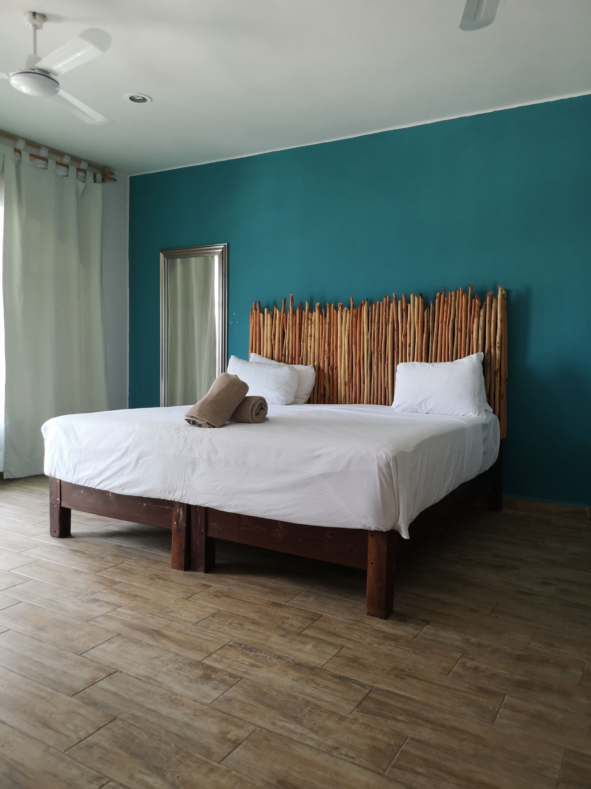 Estudio familiar | Espacio para trabajar con un portátil y tabla de planchar con plancha