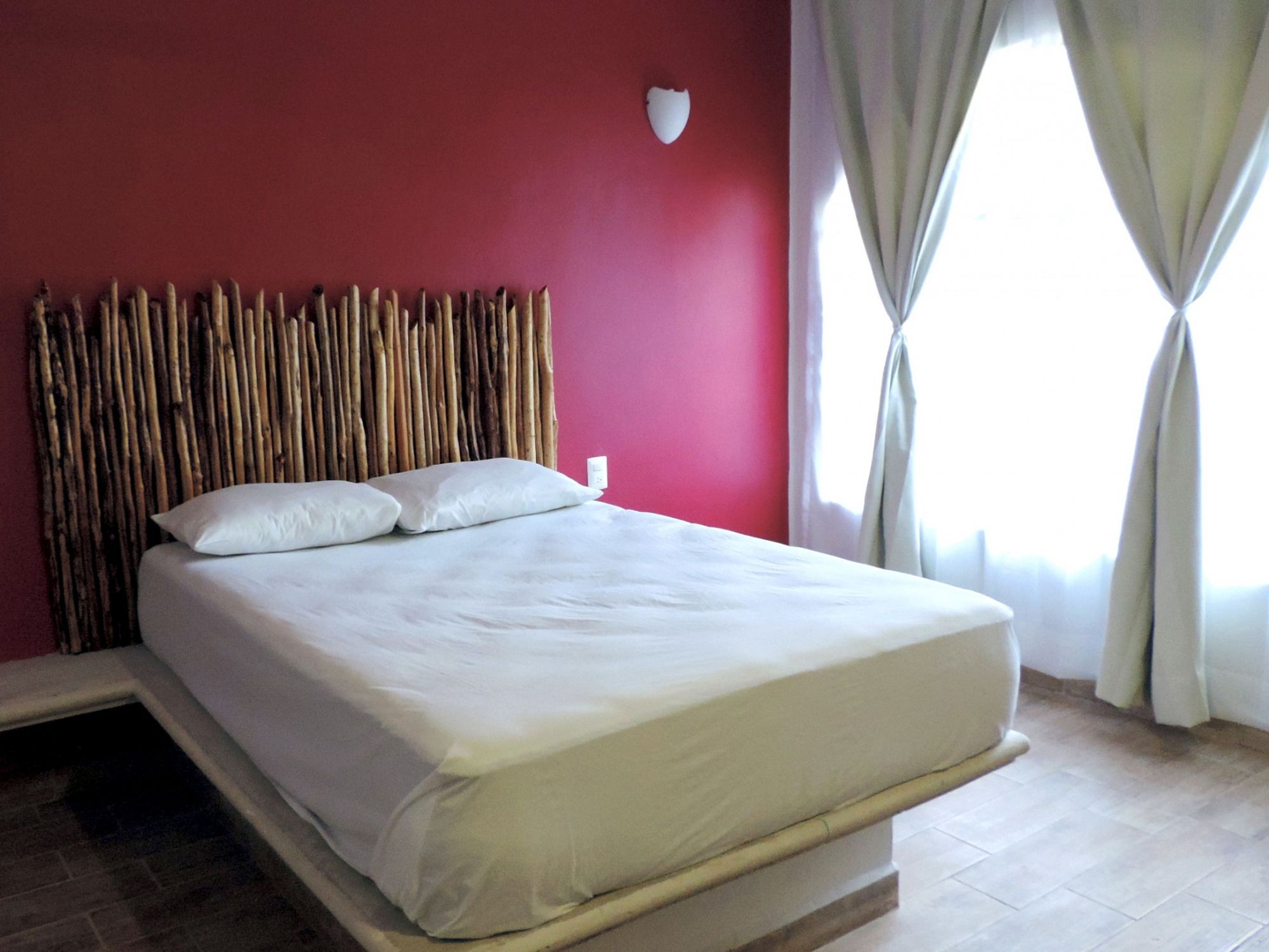 Habitación estándar doble | Espacio para trabajar con un portátil y tabla de planchar con plancha