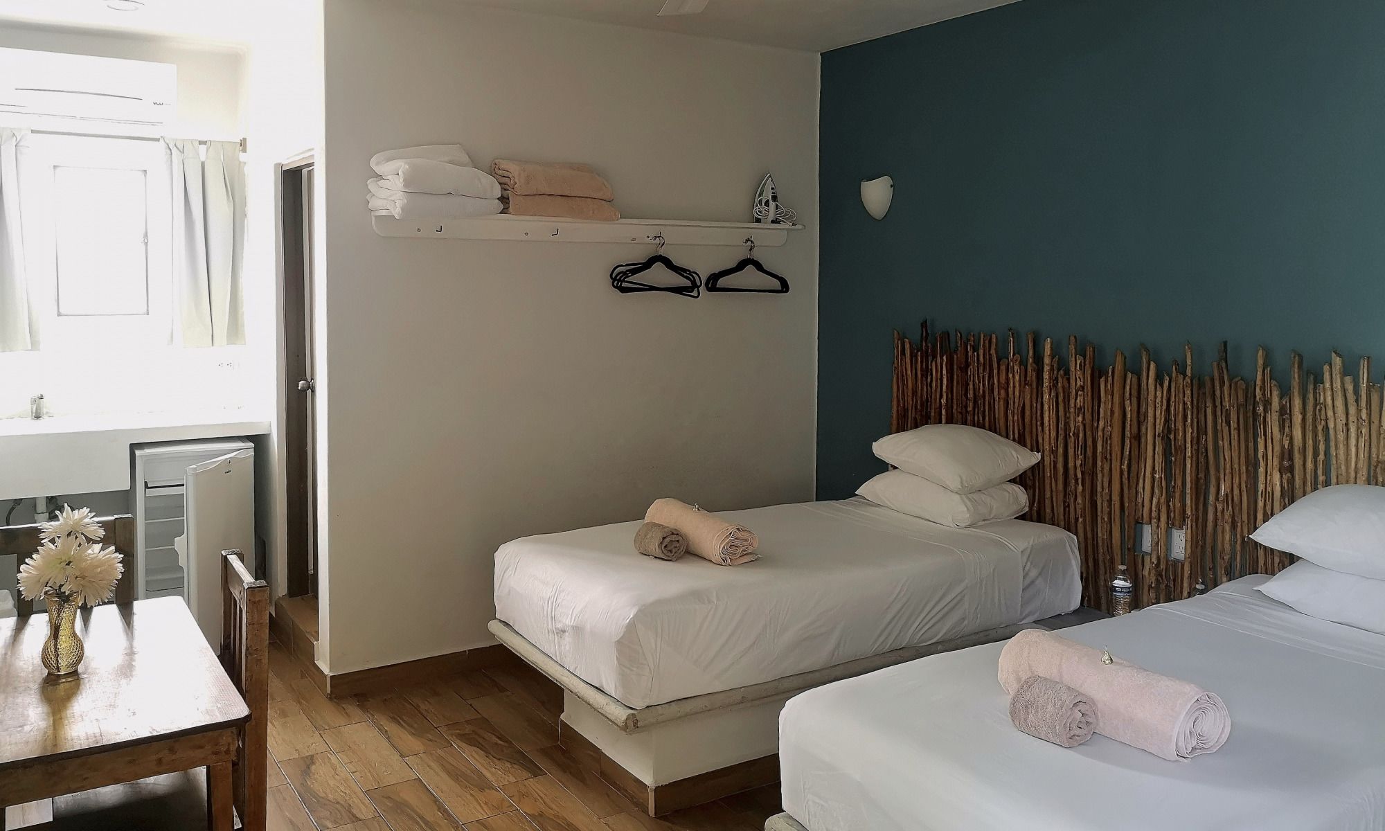 Habitación familiar | Espacio para trabajar con un portátil y tabla de planchar con plancha