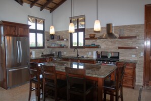 Villa Grand | Eget kök | Kylskåp, mikrovågsugn, ugn och spishäll
