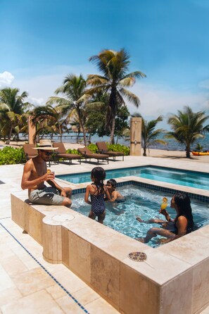 2 outdoor pools - Villa Mirador (Hopkins)