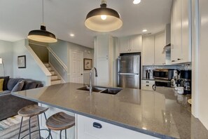 Casa | Cozinha privada | Fogão, cooktop, lava-louças, talheres/pratos/utensílios de cozinha