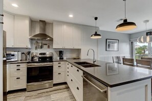 House | Private kitchen | Oven, stovetop, dishwasher, toaster