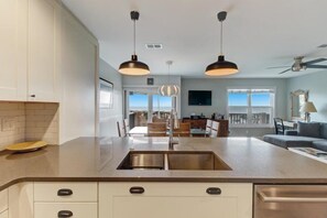 Casa | Cozinha privada | Fogão, cooktop, lava-louças, talheres/pratos/utensílios de cozinha