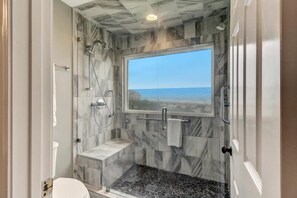 House | Bathroom | Combined shower/tub, hair dryer, towels, shampoo