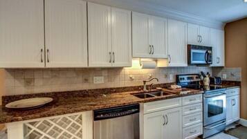 Villa | Dapur peribadi | Ketuhar, dapur, mesin basuh pinggan mangkuk