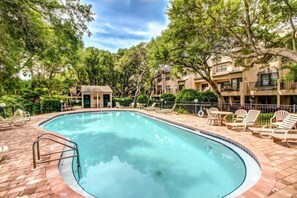 Una piscina al aire libre