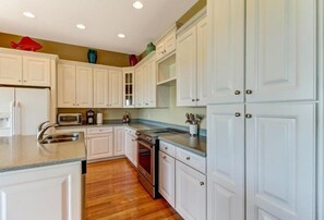 Stovetop, dishwasher, cookware/dishes/utensils