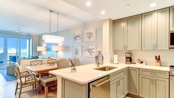 Condo | Cozinha privada | Cooktop, lava-louças, talheres/pratos/utensílios de cozinha