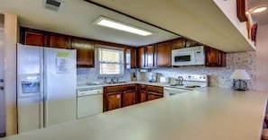 Condo | Cozinha privada | Fogão, cooktop, lava-louças, talheres/pratos/utensílios de cozinha