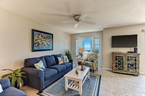 House | Living room | Flat-screen TV - 611-sailmaker (Fernandina Beach)