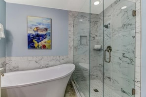 Apartment | Badezimmer | Duschwanne, Haartrockner, Shampoo