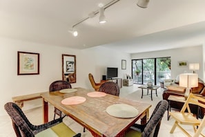 Condo | Cozinha privada | Cooktop, lava-louças, talheres/pratos/utensílios de cozinha