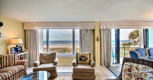 独立别墅 | 客厅 | 平板电视、DVD 播放器