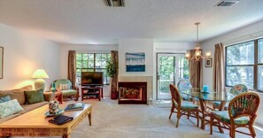 House | Living room | Flat-screen TV, fireplace - 504-sailmaker (Fernandina Beach)