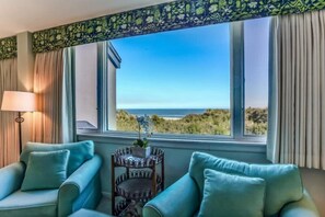 Condo | Sala de estar | TV de tela plana