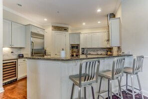 Stovetop, dishwasher, cookware/dishes/utensils - 2106 Summerwoods (Fernandina Beach)