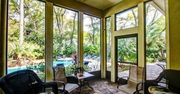 Maison | Salle de séjour | Télévision à écran plat, cheminée