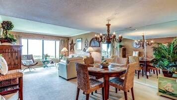 Condo | Sala de estar | TV de tela plana 32 polegadas com canais a cabo, TV