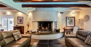 House | Living room | Flat-screen TV, fireplace - 17-beach-walker-road (Fernandina Beach)