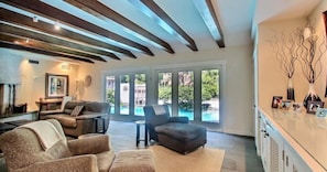 House | Living room | Flat-screen TV, fireplace - 17-beach-walker-road (Fernandina Beach)