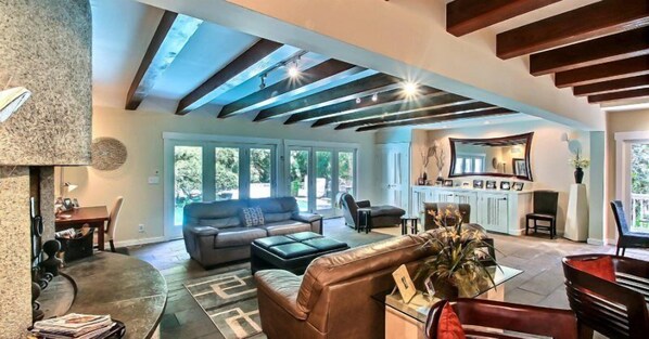 House | Living room | Flat-screen TV, fireplace - 17-beach-walker-road (Fernandina Beach)