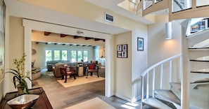 House | Living room | Flat-screen TV, fireplace - 17-beach-walker-road (Fernandina Beach)