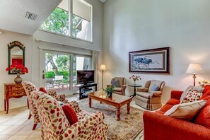 獨棟房屋 | 客廳 | 平面電視、 DVD 播放機