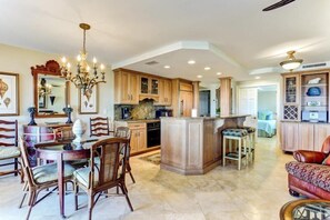 Condo | Cocina privada | Parrilla de estufa, lavavajillas y utensilios de cocina 
