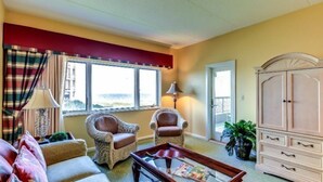 Condo | Phòng khách | TV màn hình phẳng, đầu đĩa DVD 