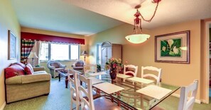 Condo | Sala de estar | Televisión de pantalla plana y reproductor de DVD 